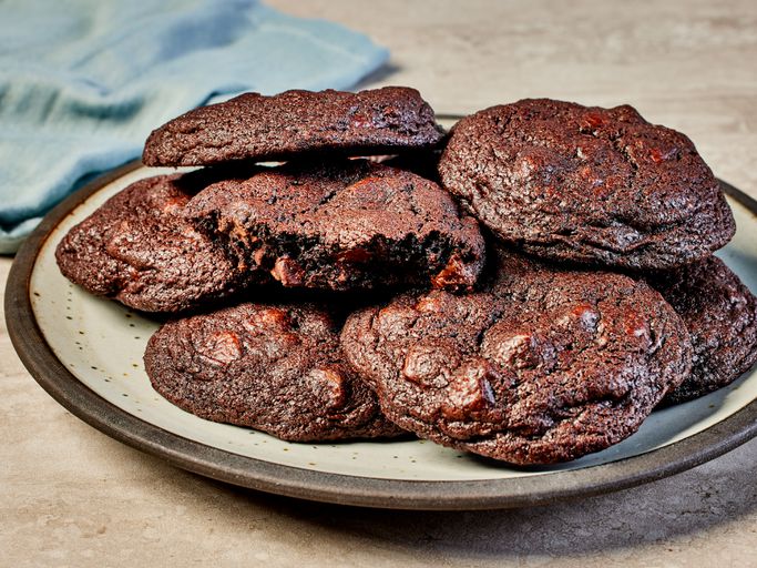 Image of a plate with some chocolate cookies.
